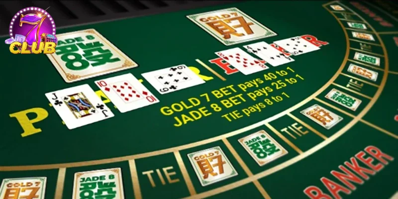 Người chơi đang tập trung theo dõi các đường cầu trong ván Baccarat.