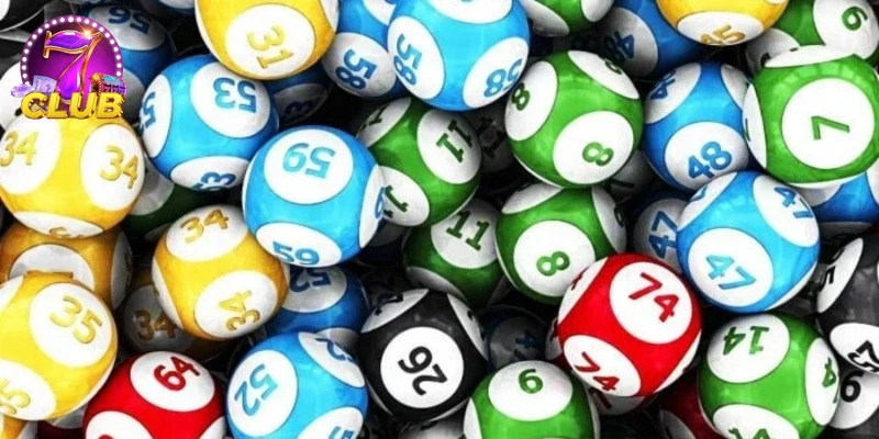 Người chơi hân hoan kiểm tra kết quả XỔ SỐ 1 PHÚT trên điện thoại